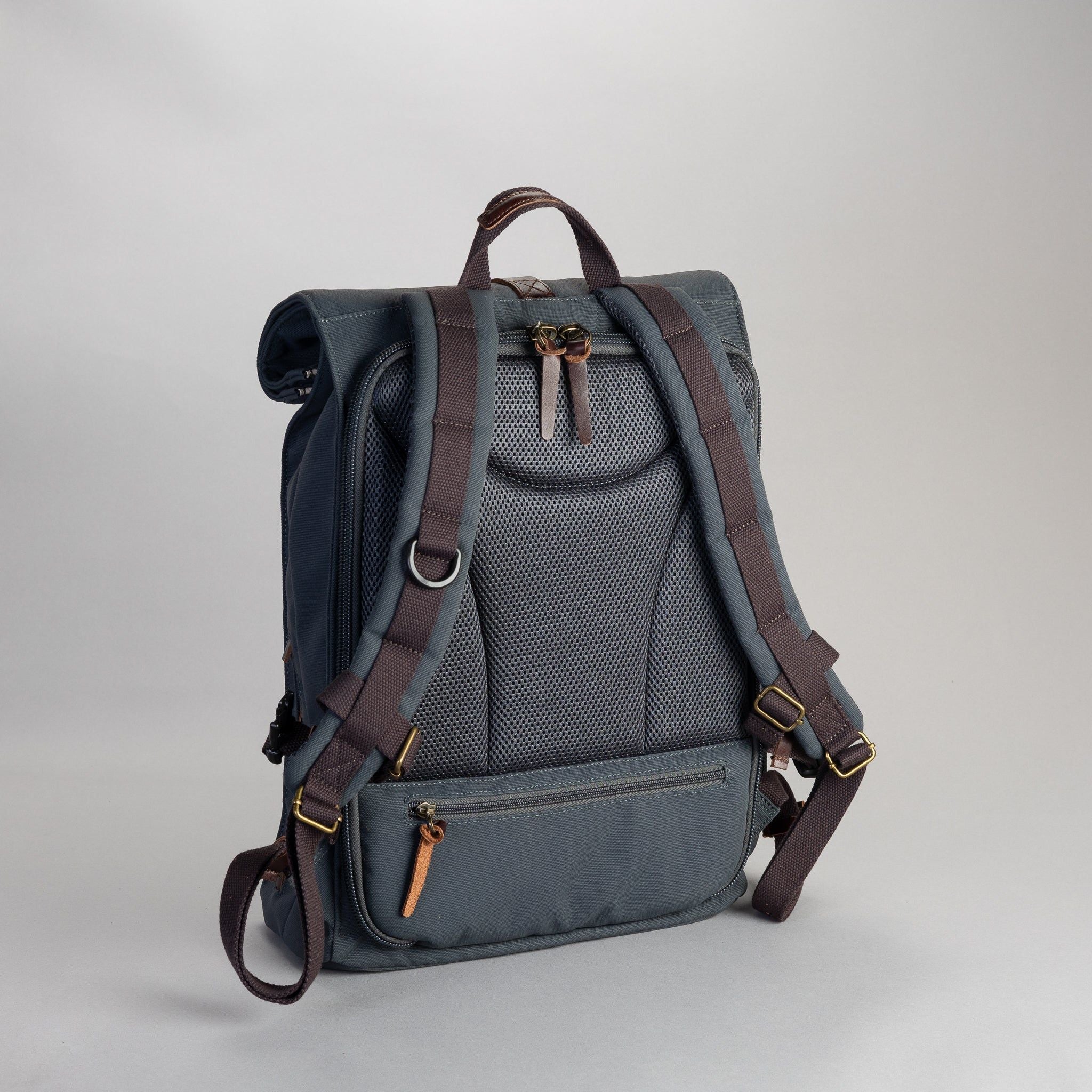 Eigentum von... Alex 24h Backpack steinblau nachhaltiger Reiserucksack Schuss 