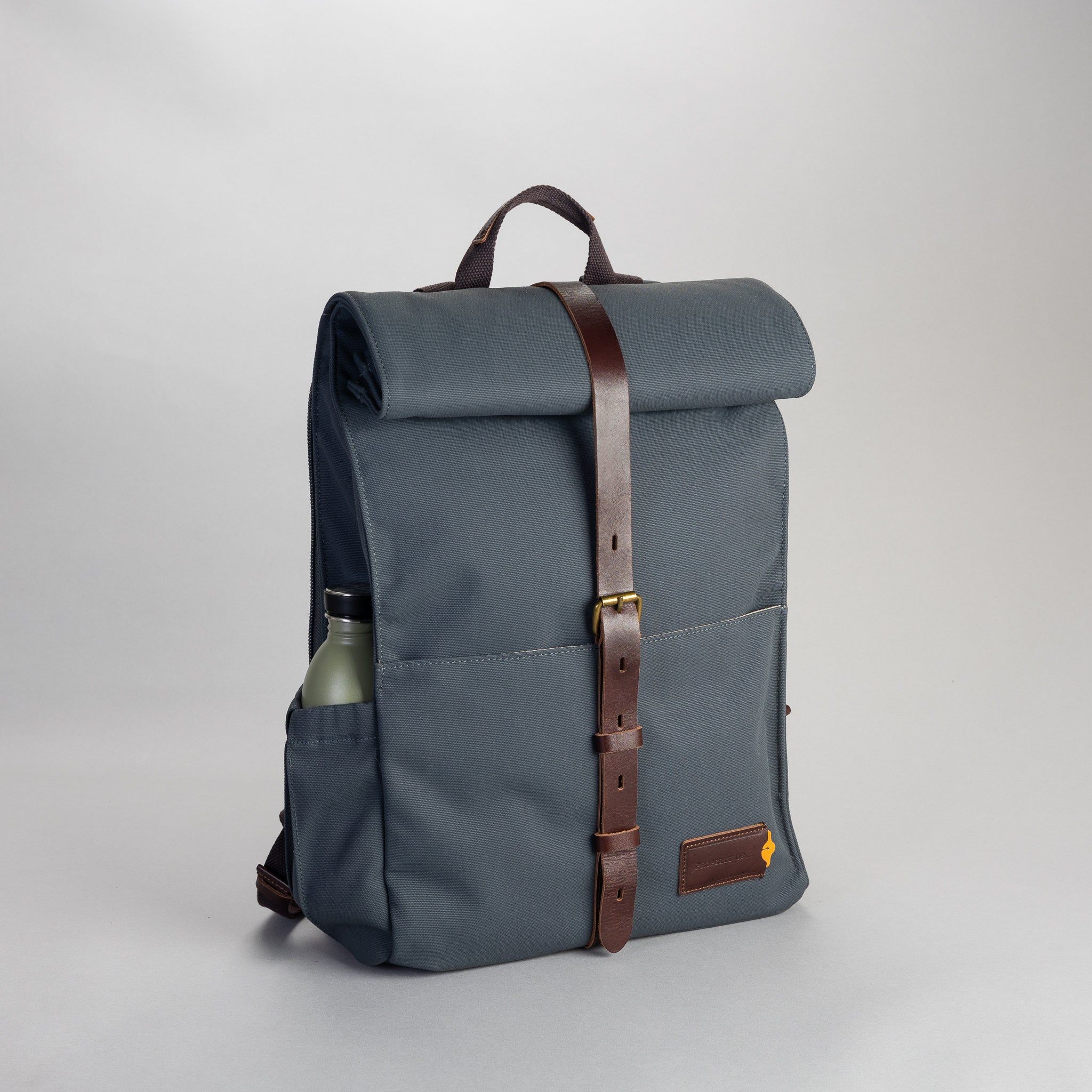 Eigentum von... Alex 24h Rucksack steinblau nachhaltige Reise Frontpackung Schuss 